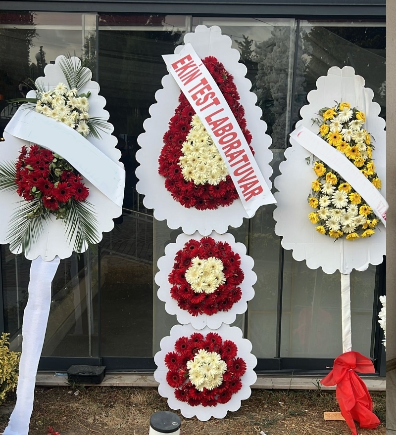 VIP Üç Katlı Kırmızı Beyaz Gösterişli Tören Çelengi