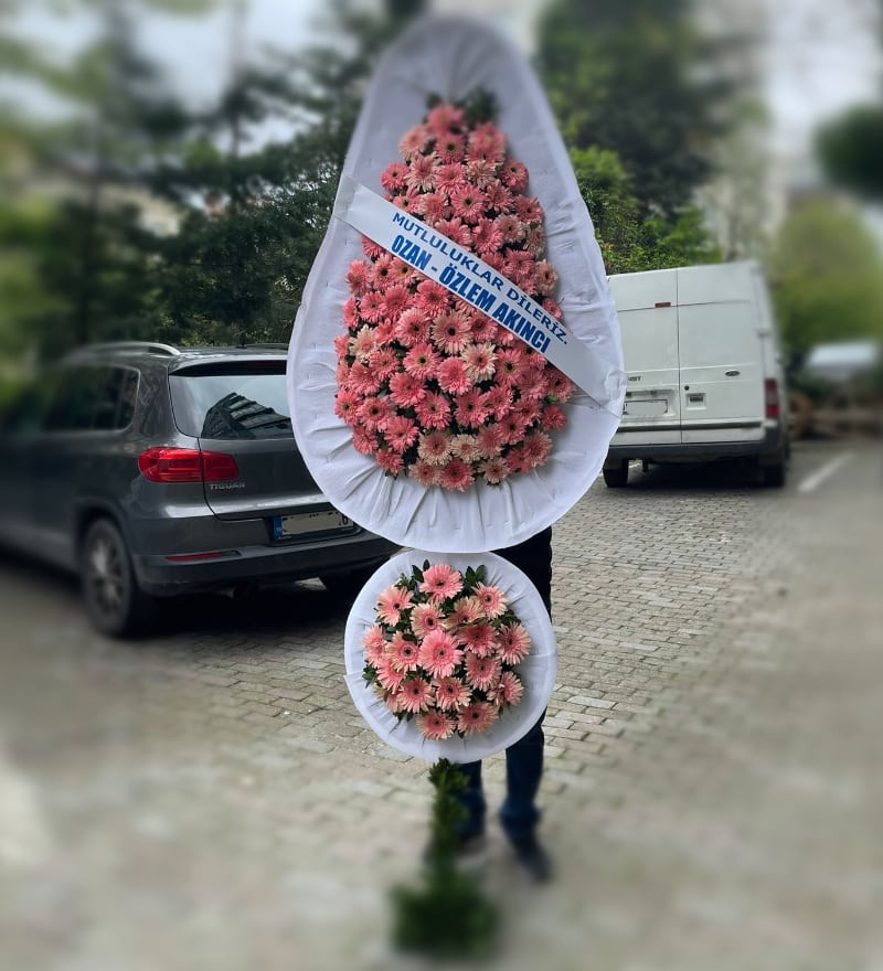 Gösterişli Pembe Çiçeklerden Çift Katlı Düğün Çelengi