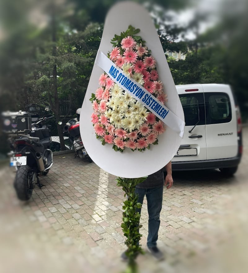 Zarif Pembe ve Beyaz Gerberalardan Düğün Çelengi