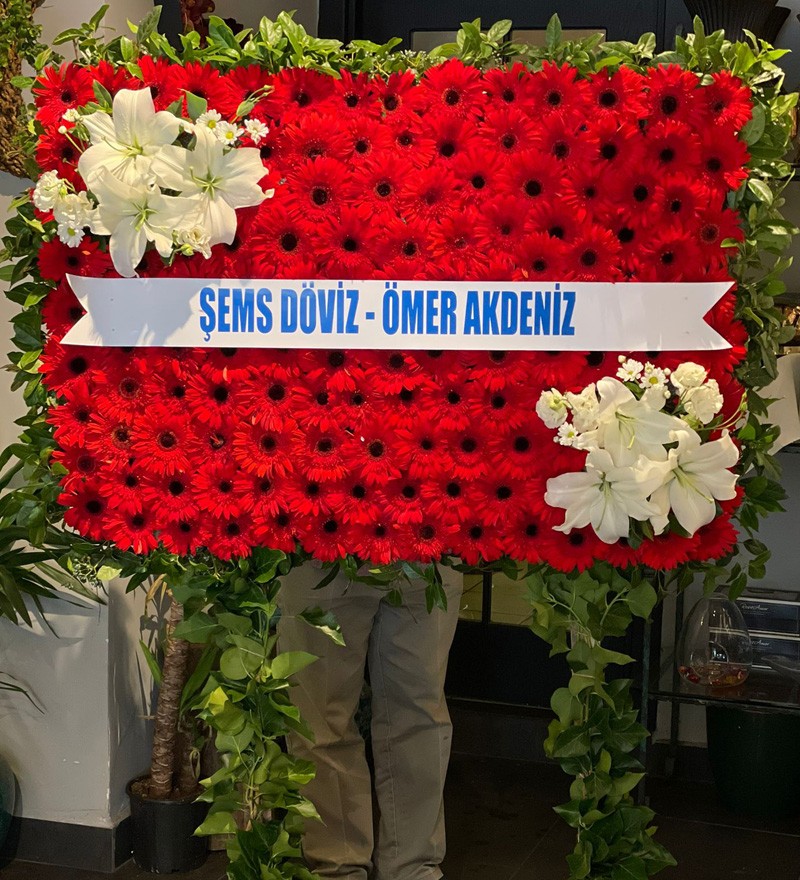 VIP Pano Şeklinde Kırmızı Kurumsal Tören Çelengi