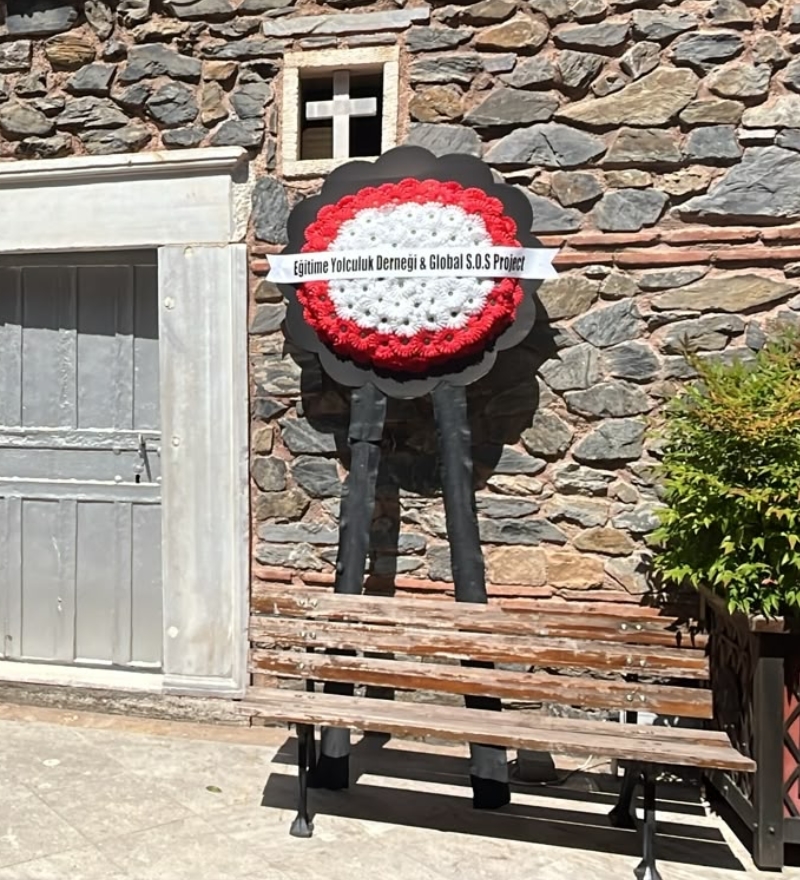 Prestij Kırmızı Beyaz Gerbera Cenaze ve Taziye Çelengi