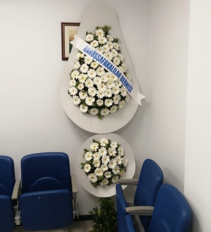 Beyaz Çiçeklerden Gösterişli Düğün ve Nikah Çelengi