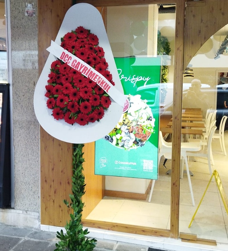 Göz Alıcı Kırmızı Gerbera Düğün ve Tören Çelengi