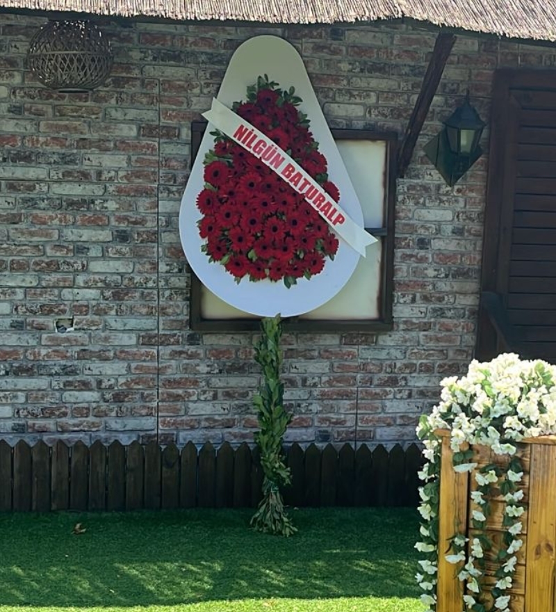 Göz Alıcı Kırmızı Gerbera Düğün ve Tören Çelengi