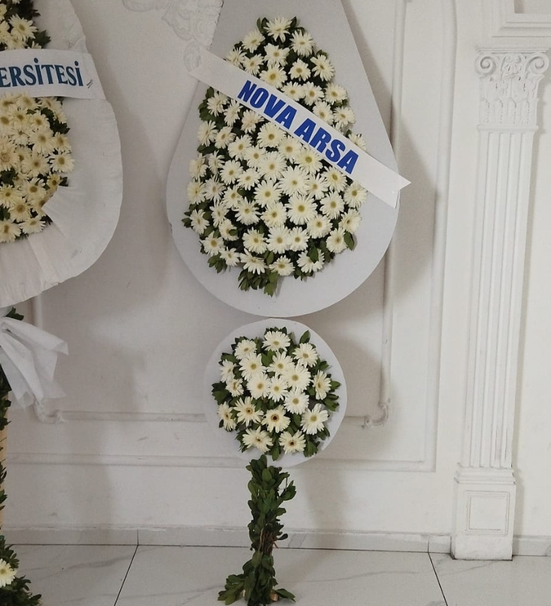 Beyaz Çiçeklerden Gösterişli Düğün ve Nikah Çelengi