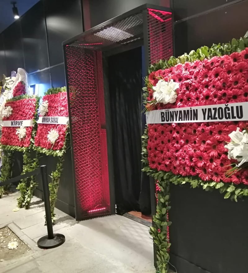 VIP Pano Şeklinde Kırmızı Kurumsal Tören Çelengi